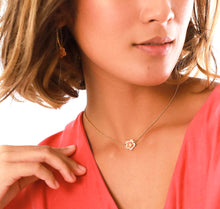 Load image into Gallery viewer, Franck Herval DAFNE simple flower necklace