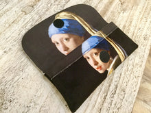 Load image into Gallery viewer, Velour glasses case pearl earring
