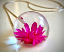 Load image into Gallery viewer, Resin sterling silver necklace Fuchsia daisy
