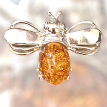 Load image into Gallery viewer, Amber Bee  broche 2 x 3cm

