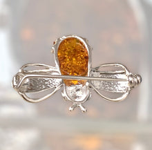 Load image into Gallery viewer, Amber Bee  broche 2 x 3cm
